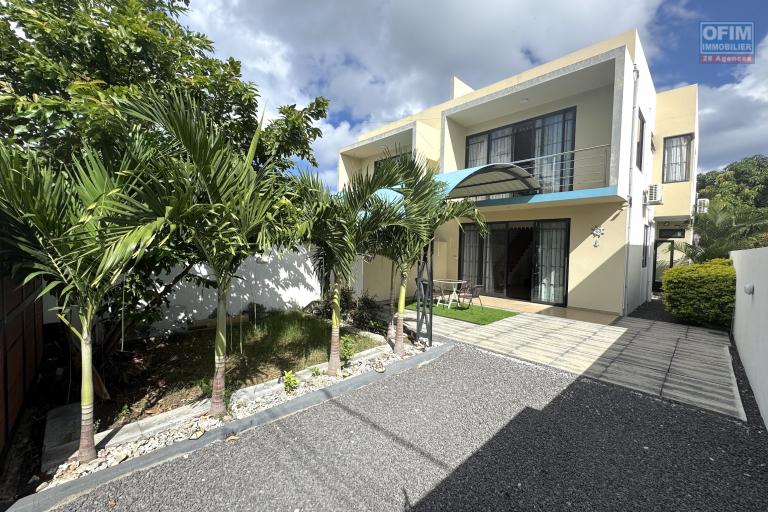 Flic en Flac à louer récente villa duplex 4 chambres avec piscine située dans un quartier résidentiel et calme.