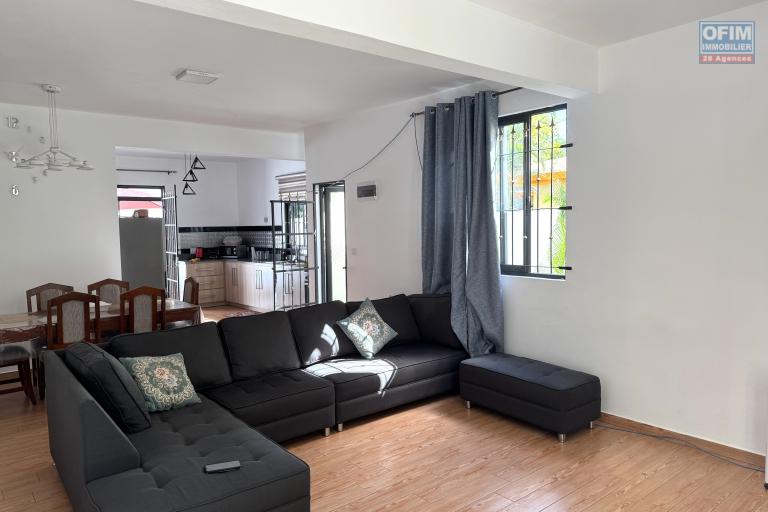 Flic en Flac à louer récente villa duplex 4 chambres avec piscine située dans un quartier résidentiel et calme.
