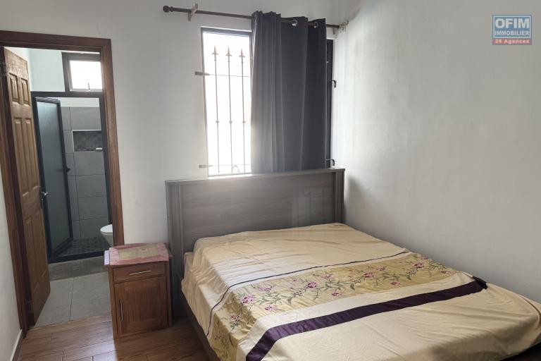 Flic en Flac à louer récente villa duplex 4 chambres avec piscine située dans un quartier résidentiel et calme.