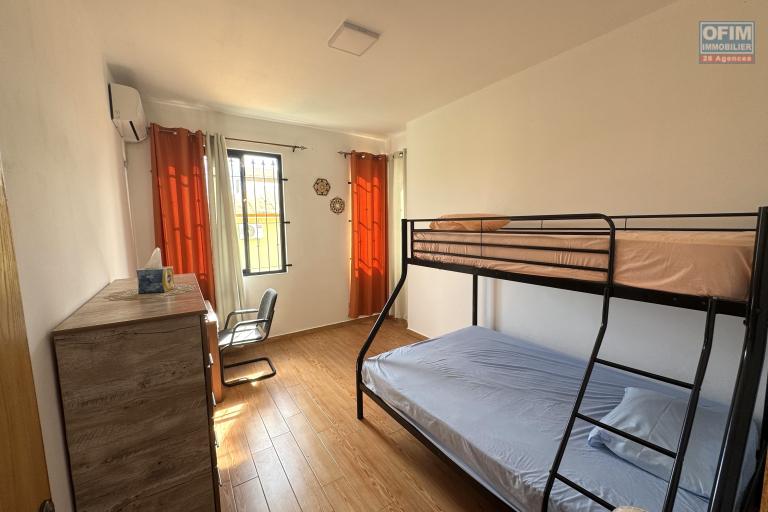 Flic en Flac à louer récente villa duplex 4 chambres avec piscine située dans un quartier résidentiel et calme.