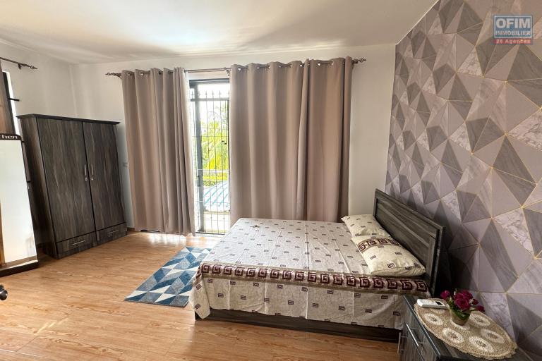 Flic en Flac à louer récente villa duplex 4 chambres avec piscine située dans un quartier résidentiel et calme.