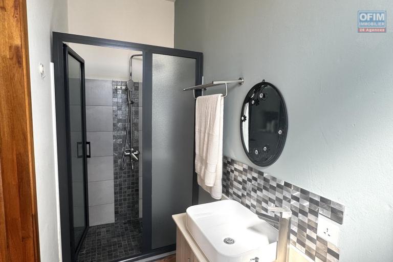Flic en Flac à louer récente villa duplex 4 chambres avec piscine située dans un quartier résidentiel et calme.