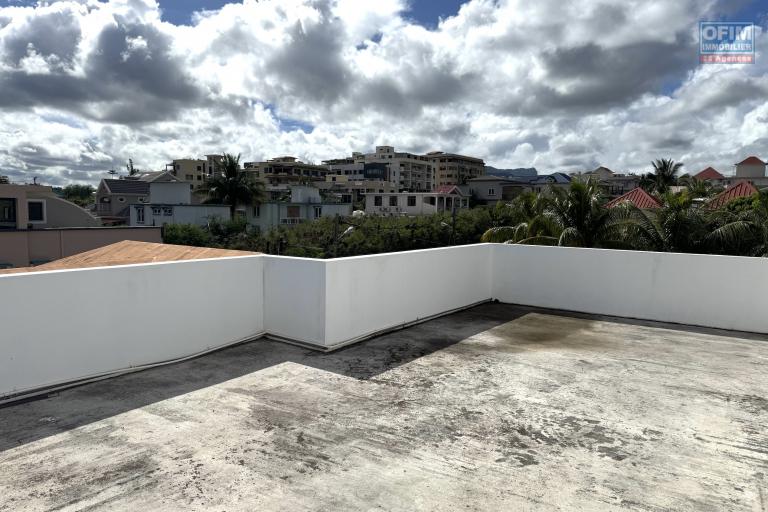 Flic en Flac à louer récente villa duplex 4 chambres avec piscine située dans un quartier résidentiel et calme.