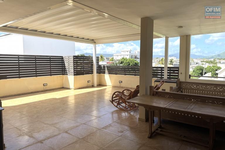 Flic à Flac à vendre magnifique penthouse accessible aux étrangers 3 chambres avec une splendide vue piscine commune à 5 minutes à pieds de la plage et des commerces au calme.
