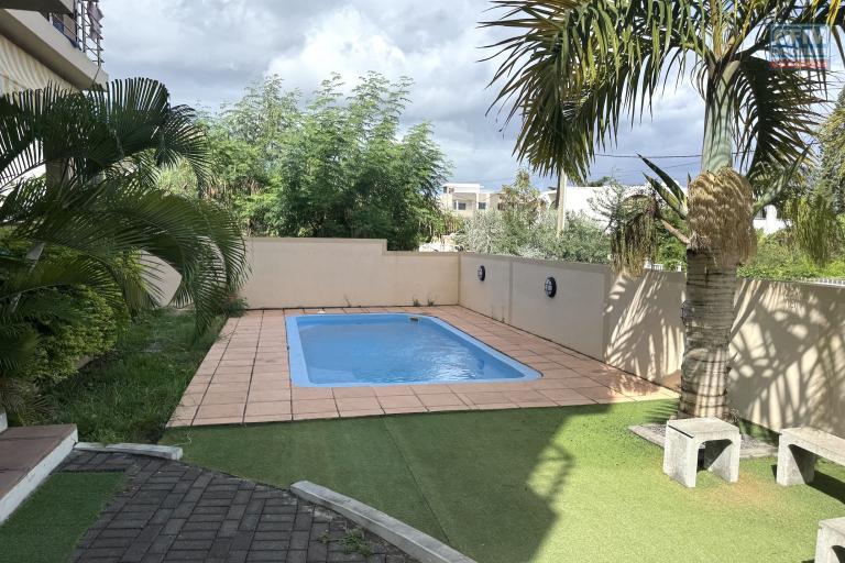 Flic à Flac à vendre magnifique penthouse de 3 chambres avec une splendide vue piscine commune à 5 minutes à pieds de la plage et des commerces au calme.