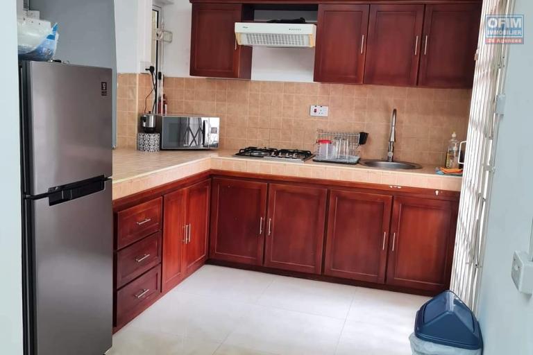  Flic en Flac à vendre jolie duplex 3 chambres avec piscine commune et parking non loin de la plage au calme.