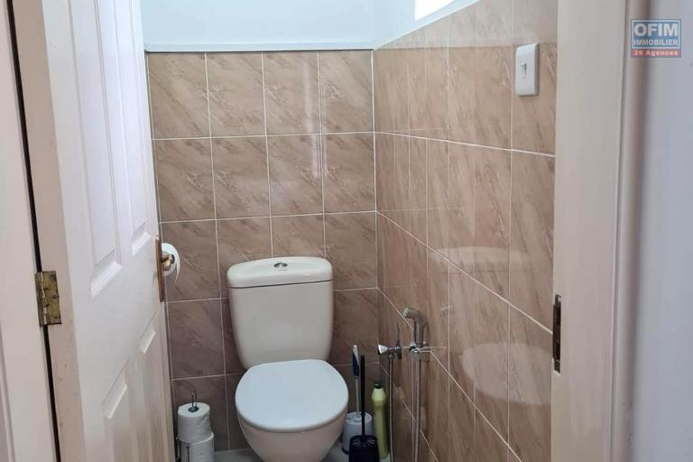  Flic en Flac à vendre jolie duplex 3 chambres avec piscine commune et parking non loin de la plage au calme.