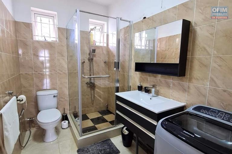  Flic en Flac à vendre jolie duplex 3 chambres avec piscine commune et parking non loin de la plage au calme.