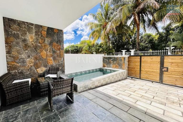 Flic En Flac à louer récent triplex quatre chambres avec piscine privée proche plage au calme.