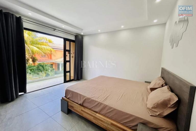 Flic En Flac à louer récent triplex quatre chambres avec piscine privée proche plage au calme.