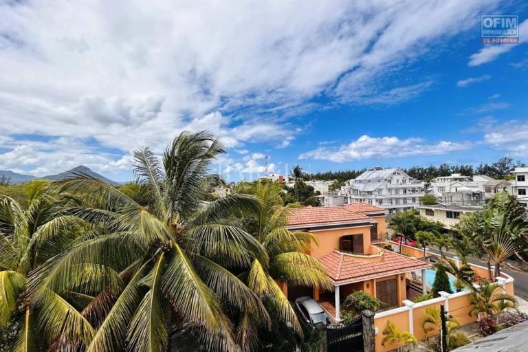 Flic En Flac à louer récent triplex quatre chambres avec piscine privée proche plage au calme.