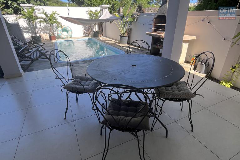 Très rare a la location, villa de 300 M2 avec 3 chambres + bureau( ou chambre), édifiée au coeur d’un superbe jardin arboré et engazonné.
