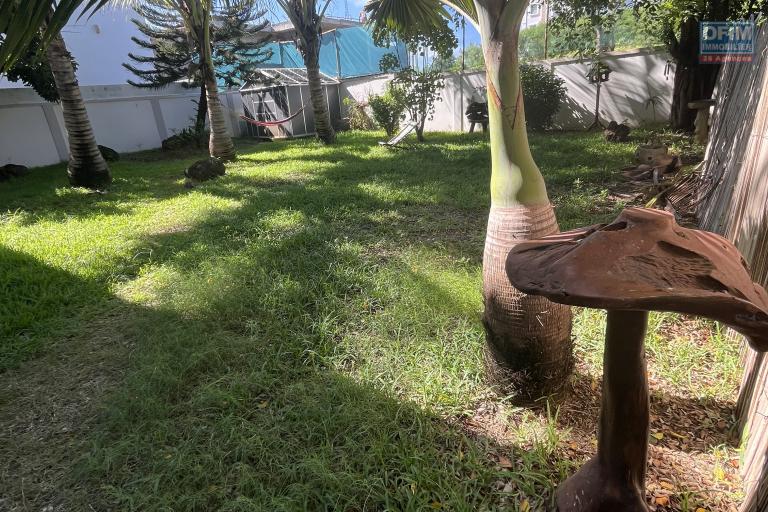 Très rare a la location, villa de 300 M2 avec 3 chambres + bureau( ou chambre), édifiée au coeur d’un superbe jardin arboré et engazonné.