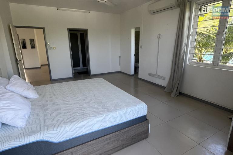 Très rare a la location, villa de 300 M2 avec 3 chambres + bureau( ou chambre), édifiée au coeur d’un superbe jardin arboré et engazonné.