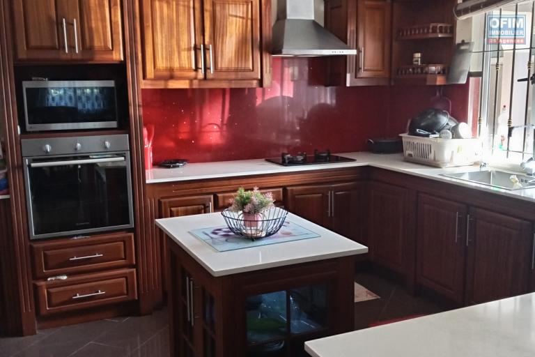 Superbe maison familiale de 5 chambres, située à Triolet.