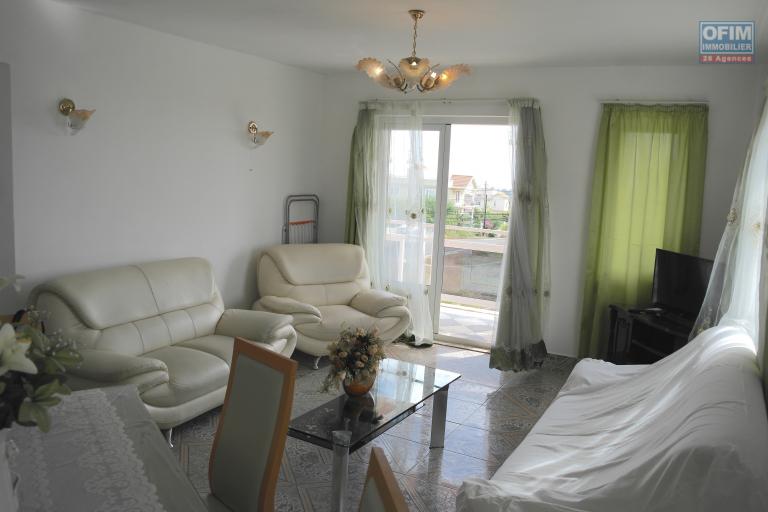 Flic en Flac location appartement dans une petite résidence avec piscine  proche des commodités commerces, arrêt de bus, écoles etc...