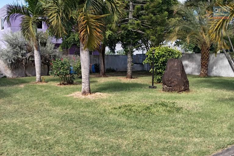 LOCATION à GRAND-GAUBE: Votre Havre de Paix au Cœur d'un Jardin Luxuriant - Charmant Rez-de-Chaussée de Maison Mauricienne - Idéal Couple / Télétravail