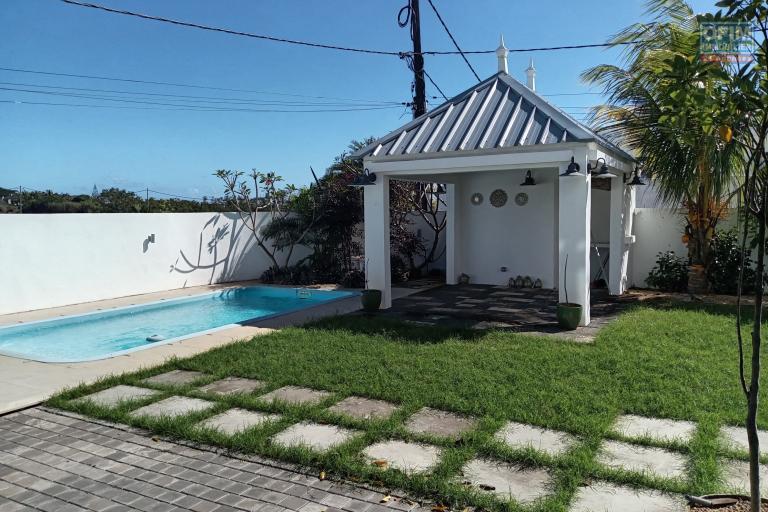 Votre Nouvelle Vie à Maurice Commence Ici : Villa de Luxe Neuve avec Piscine et Jardin à Grand Baie (Chemin 20 Pieds)