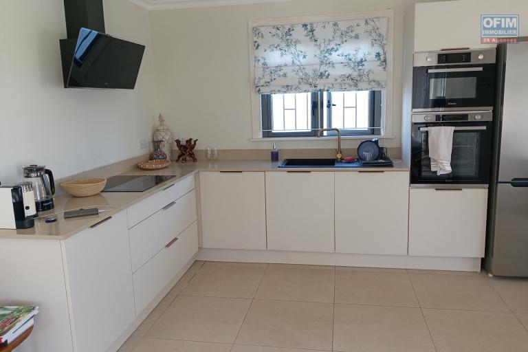 Votre Nouvelle Vie à Maurice Commence Ici : Villa de Luxe Neuve avec Piscine et Jardin à Grand Baie (Chemin 20 Pieds)