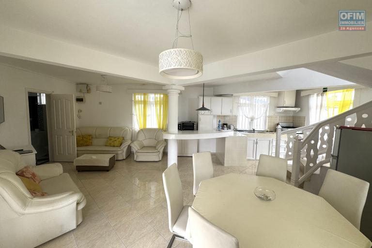    Flic en Flac – À louer villa 7 chambres avec piscine, idéalement située à seulement 200 mètres de la plage.