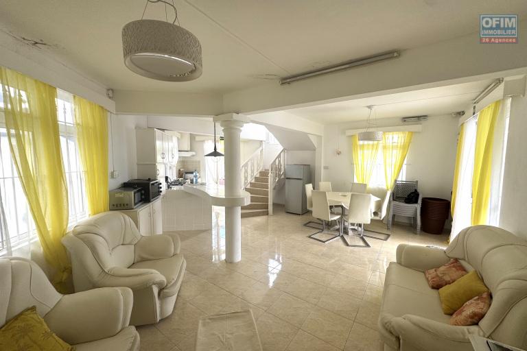    Flic en Flac – À louer villa 7 chambres avec piscine, idéalement située à seulement 200 mètres de la plage.
