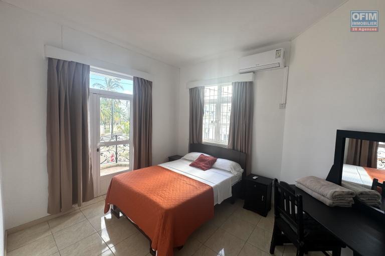    Flic en Flac – À louer villa 7 chambres avec piscine, idéalement située à seulement 200 mètres de la plage.