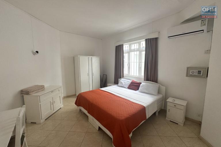    Flic en Flac – À louer villa 7 chambres avec piscine, idéalement située à seulement 200 mètres de la plage.