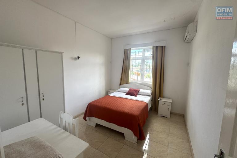    Flic en Flac – À louer villa 7 chambres avec piscine, idéalement située à seulement 200 mètres de la plage.