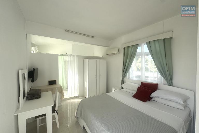   Flic en Flac – À louer villa 7 chambres avec piscine, idéalement située à seulement 200 mètres de la plage.