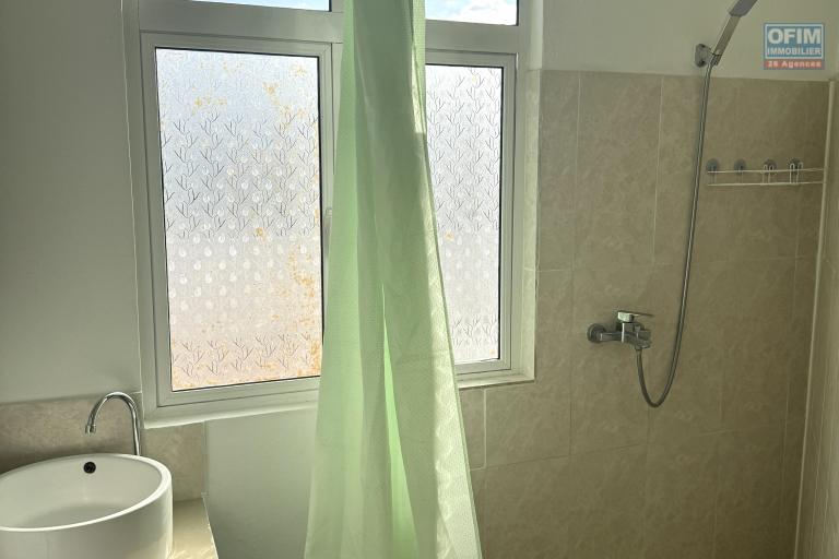    Flic en Flac – À louer villa 7 chambres avec piscine, idéalement située à seulement 200 mètres de la plage.