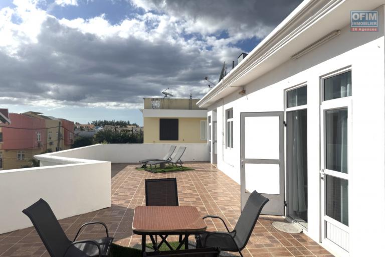    Flic en Flac – À louer villa 7 chambres avec piscine, idéalement située à seulement 200 mètres de la plage.