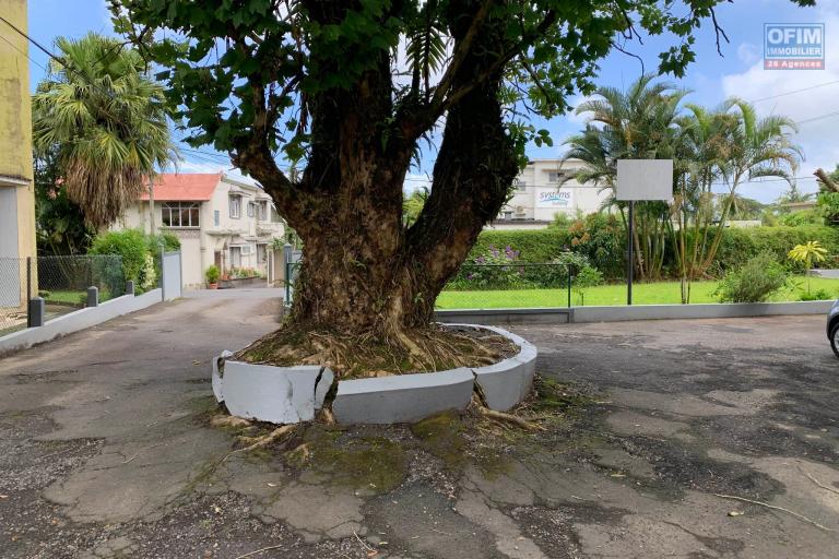 Curepipe à louer agréable appartement deux chambres dans une petite copropriété au calme proche des commerces et du centre.