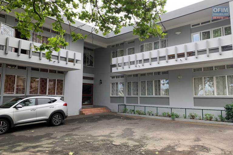 Curepipe à louer agréable appartement deux chambres dans une petite copropriété au calme proche des commerces et du centre.