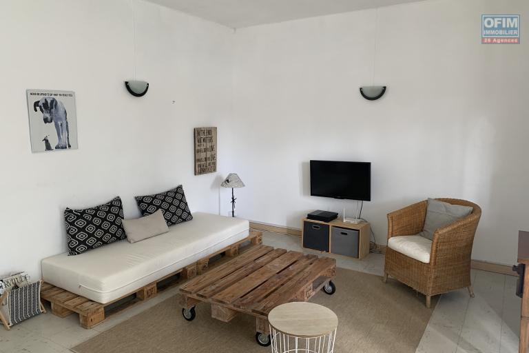 Curepipe à louer agréable appartement deux chambres dans une petite copropriété au calme proche des commerces et du centre.