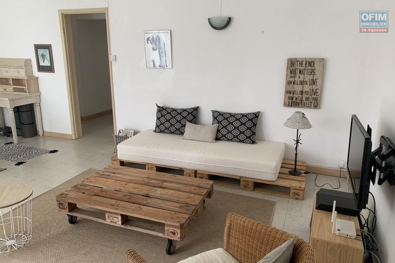 Curepipe à louer agréable appartement deux chambres dans une petite copropriété au calme proche des commerces et du centre.