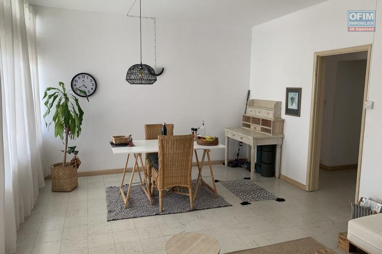 Curepipe à louer agréable appartement deux chambres dans une petite copropriété au calme proche des commerces et du centre.