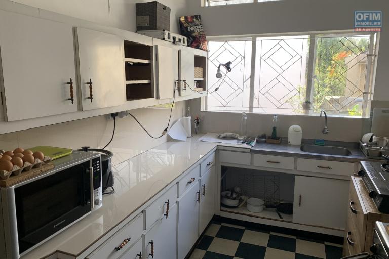 Curepipe à louer agréable appartement deux chambres dans une petite copropriété au calme proche des commerces et du centre.
