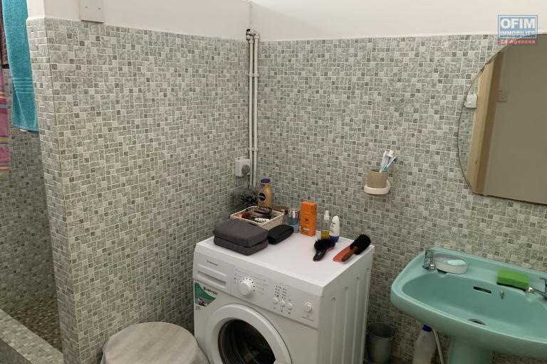 Curepipe à louer agréable appartement deux chambres dans une petite copropriété au calme proche des commerces et du centre.