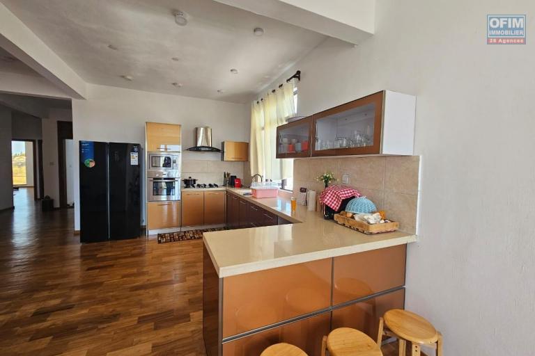 Très belle opportunité a Calodyne. A louer appartement  spacieux de 3 chambres, vue mer et montagne