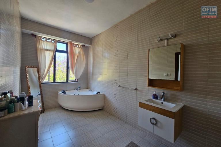 Très belle opportunité a Calodyne. A louer appartement  spacieux de 3 chambres, vue mer et montagne