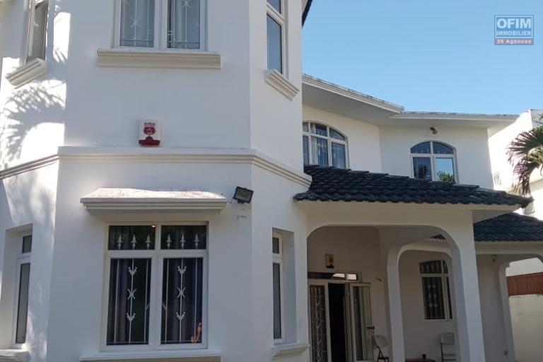 À VENDRE : Exceptionnelle Villa avec Logement Indépendant à 2 Minutes à Pied de la Plage de Mont Choisy