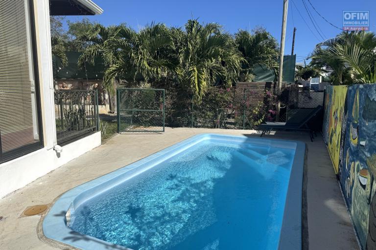  À louer – Flic en Flac Agréable villa 3 chambres avec piscine, située dans un quartier résidentiel calme.