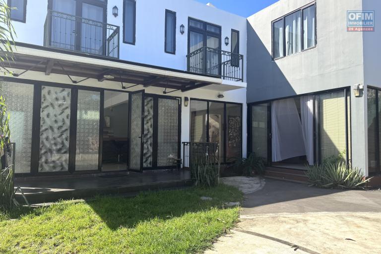  À louer – Flic en Flac Agréable villa 3 chambres avec piscine, située dans un quartier résidentiel calme.