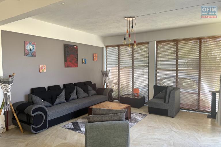  À louer – Flic en Flac Agréable villa 3 chambres avec piscine, située dans un quartier résidentiel calme.