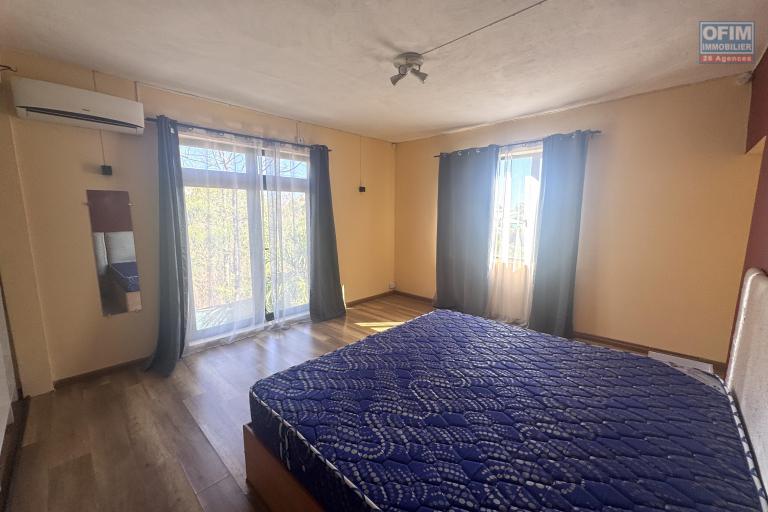  À louer – Flic en Flac Agréable villa 3 chambres avec piscine, située dans un quartier résidentiel calme.
