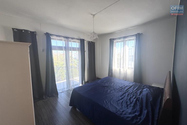  À louer – Flic en Flac Agréable villa 3 chambres avec piscine, située dans un quartier résidentiel calme.