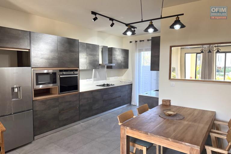 À louer – Flic en Flac Magnifique et récent appartement 3 chambres situé en rez-de-chaussée, avec piscine commune et parking sécurisé.