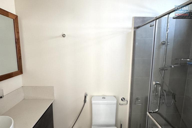 À louer – Flic en Flac Magnifique et récent appartement 3 chambres situé en rez-de-chaussée, avec piscine commune et parking sécurisé.