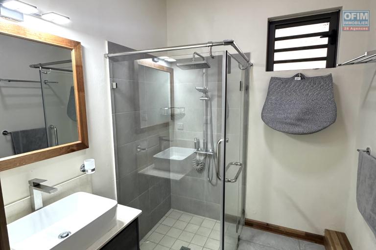 À louer – Flic en Flac Magnifique et récent appartement 3 chambres situé en rez-de-chaussée, avec piscine commune et parking sécurisé.