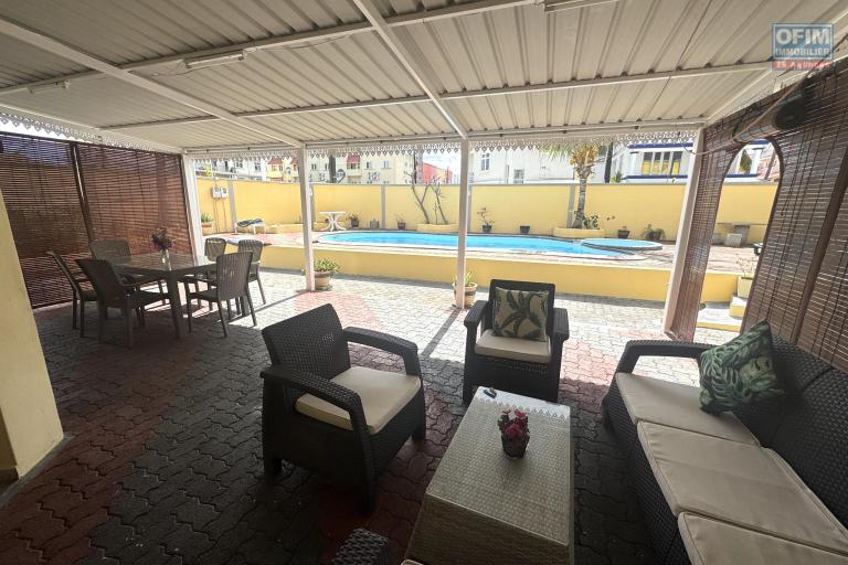 Flic en Flac – À louer grande villa de 5 chambres avec piscine, idéalement située à seulement 5 minutes à pied de la plage et des commerces.